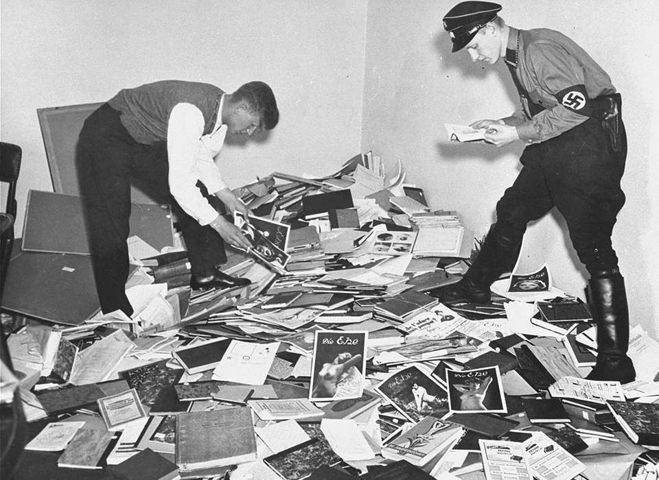 An image of officers raiding the office of Magnus Hirshfeld